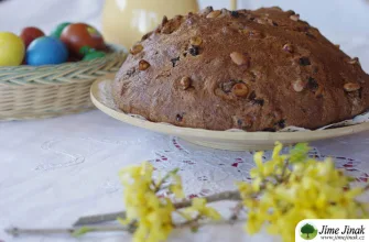 Mazanec z kvásku s rozinkami a mandlemi