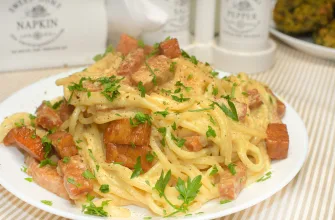 Veganské špagety Carbonara s tempehem a kešu omáčkou