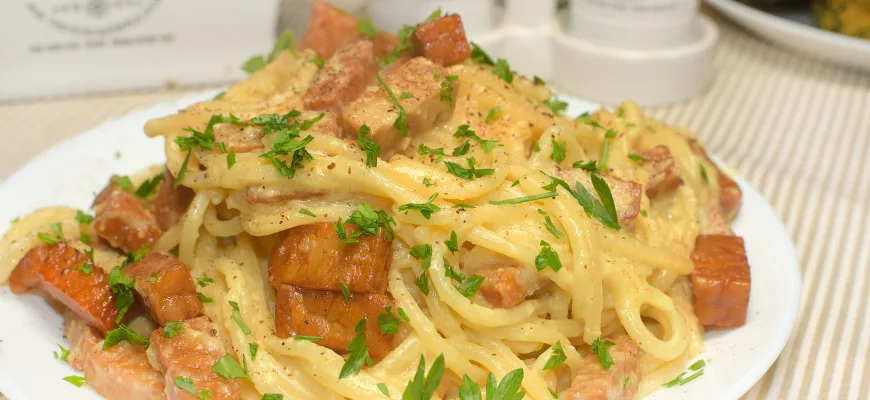 Veganské špagety Carbonara s tempehem a kešu omáčkou